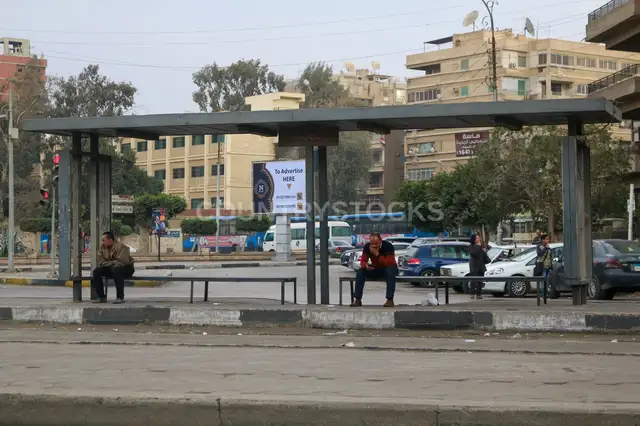 الانتظار في محطة الترام القديمة في هليوبوليس – القاهرة 2