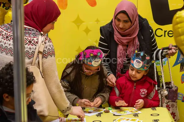 أطفال في ورشة أشغال يدوية بفعالية عائلية بالقاهرة