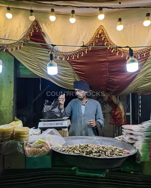 بائع مكسرات في احتفالات مولد النبي بالأقصر