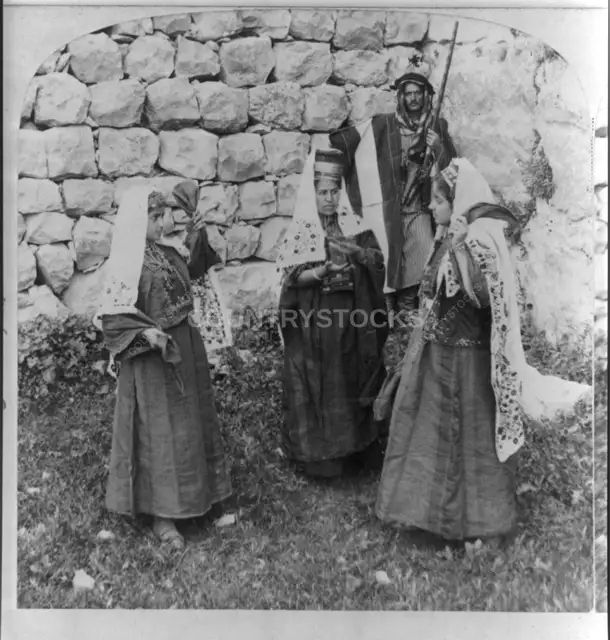 فتيات فلسطينيات يرقصن بالزي التقليدي، بيت لحم 1900