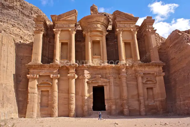 واجهة دير البنت، البتراء الأردن