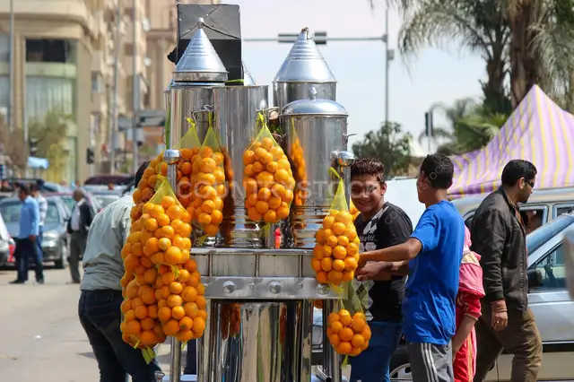 عربية عصير برتقال في شارع من شوارع القاهرة