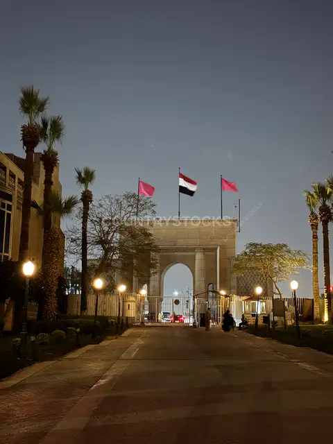 بوابة دار الأوبرا المصرية الرئيسية ليلاً
