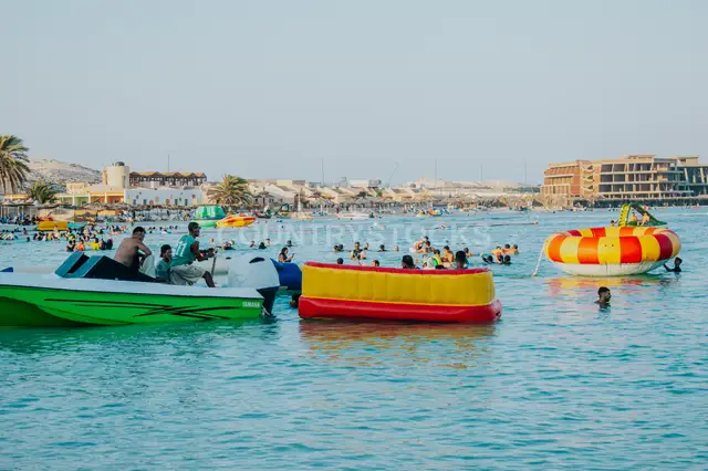 نشاط صيفي على شاطئ مرسى مطروح