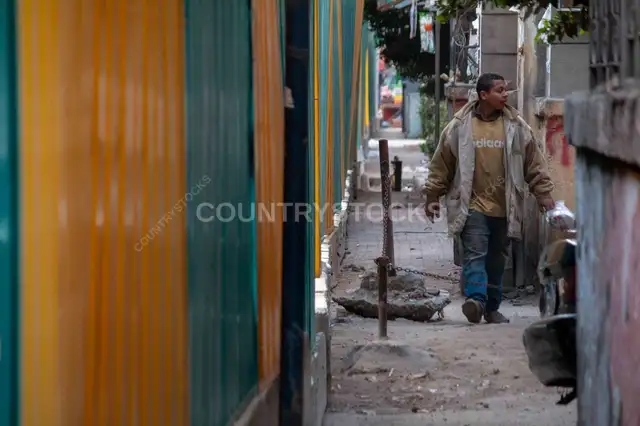 شاب ماشي في حارة شارع السودان وقت إنشاء المترو ٢٠١٧