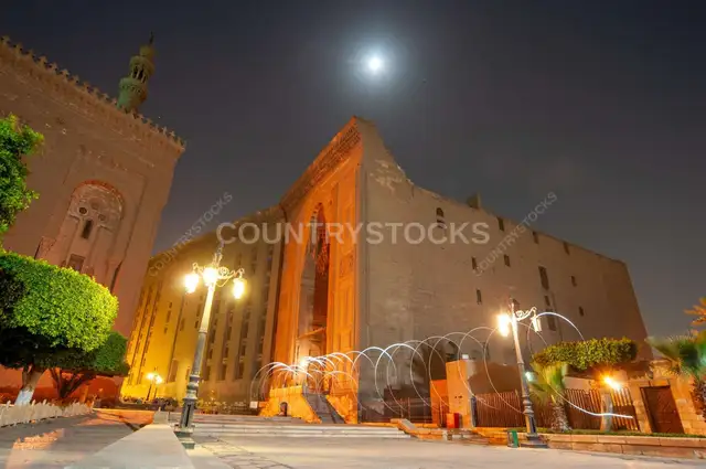 مسجد السلطان حسن بالليل في القاهرة القديمة