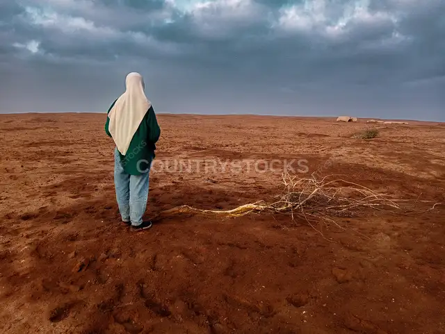 امرأة محجبة تقف في الصحراء، الدقهلية