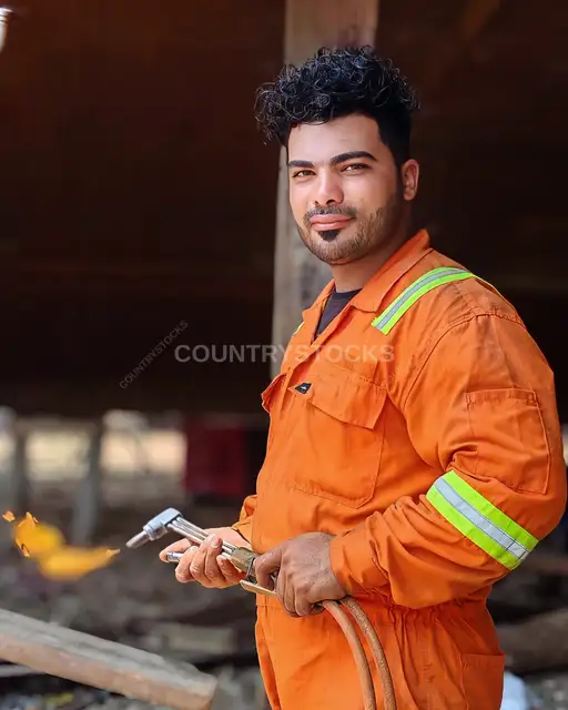 بورتريه لحام صناعي في ترسانة عزبة البرج، دمياط