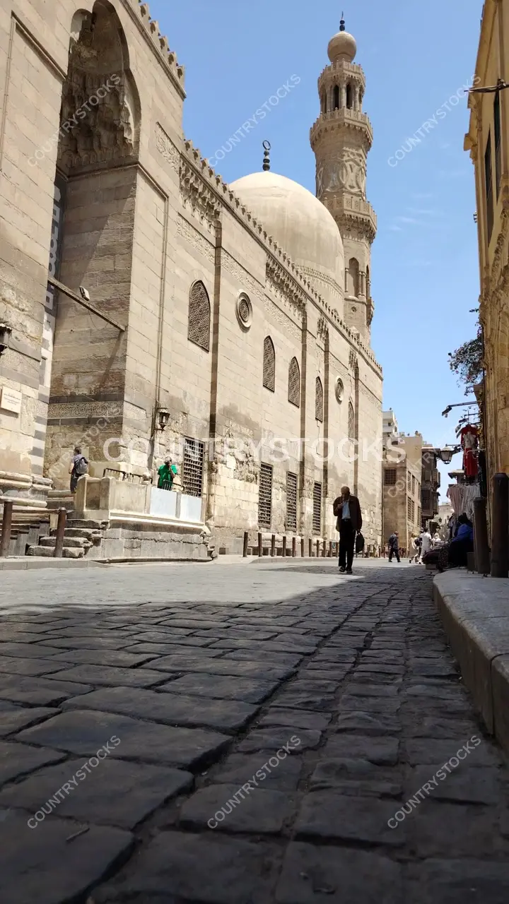 شارع المعز - مئذنة المسجد قبل صلاة الجمعة