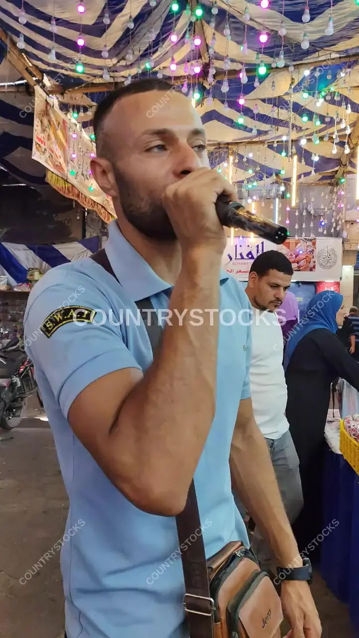 بائع ينادي على أسعار حلويات المولد النبوي في سوق باب البحر برمسيس