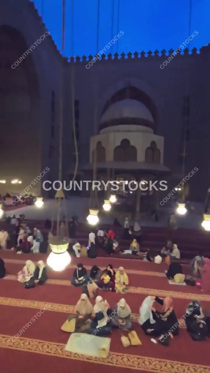 قبل صلاة العيد بمسجد السلطان حسن