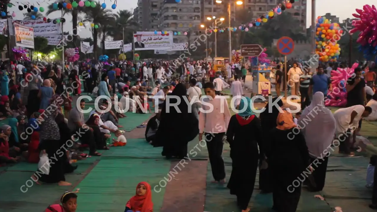 تجمع المصلين لتكبيرات العيد في جامع عمرو بن العاص