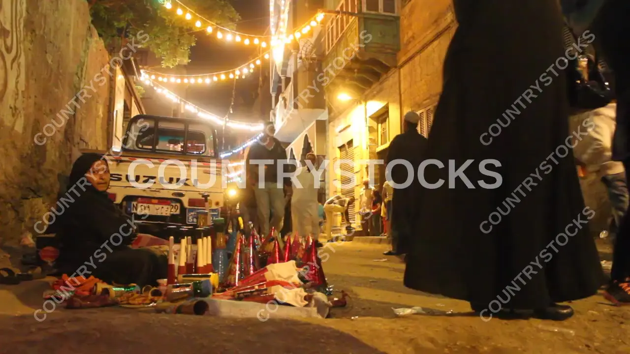 امرأة تبيع ألعاب الأطفال في أحد شوارع القاهرة، مصر – فيديو