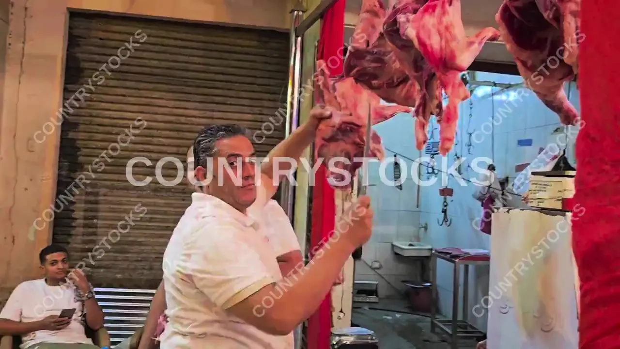 تقطيع لحمة الأضحية الطازة قبل عيد الأضحى