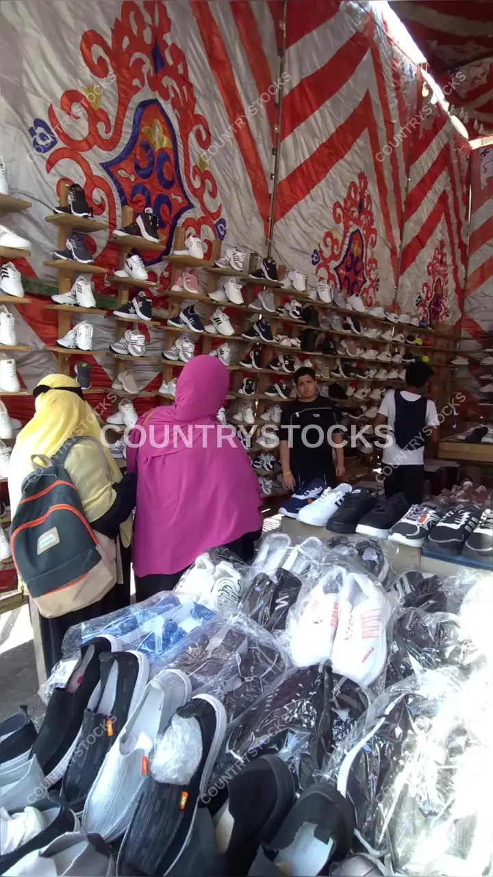 شادر أحذية في سوق العباسية بالقاهرة
