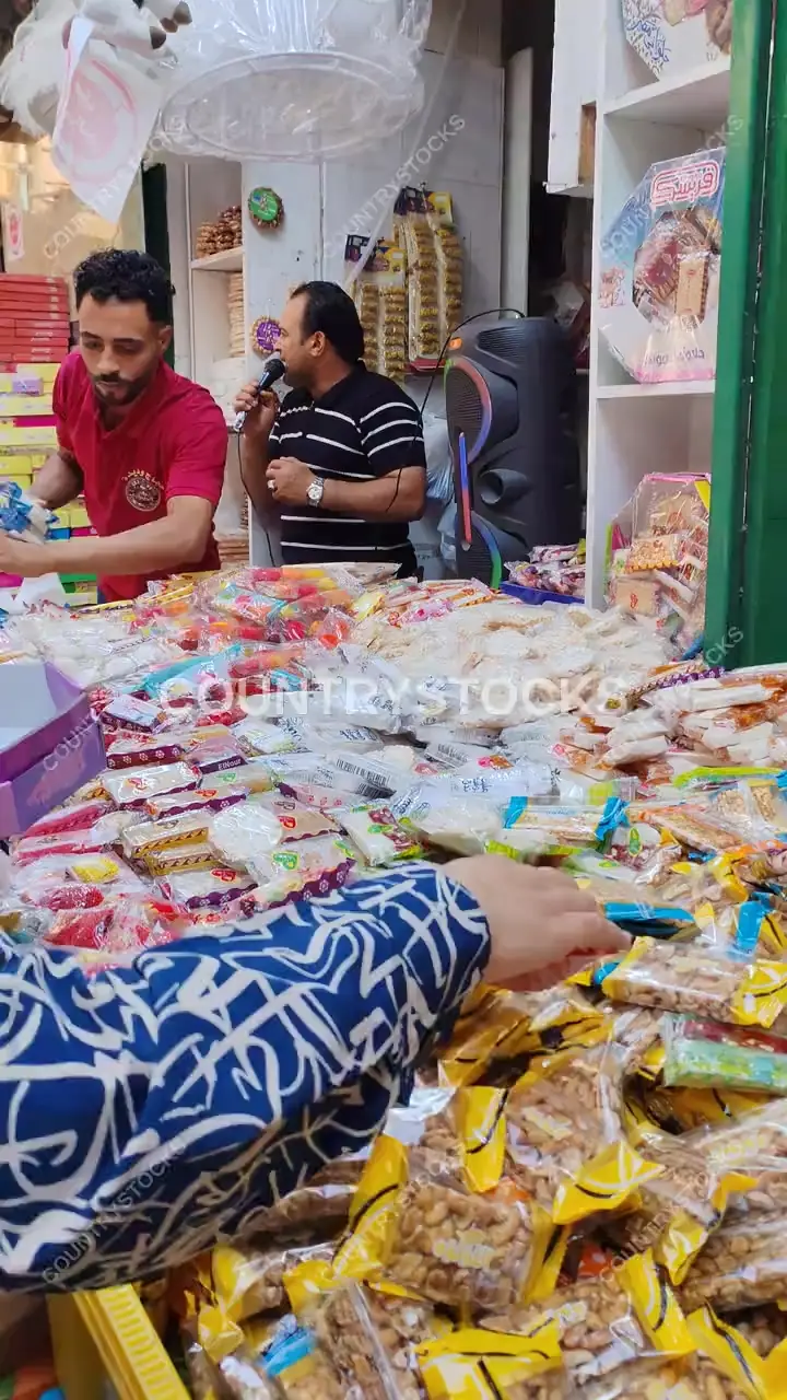 المعلم حسام شومة بيبيع حلاوة المولد في القاهرة