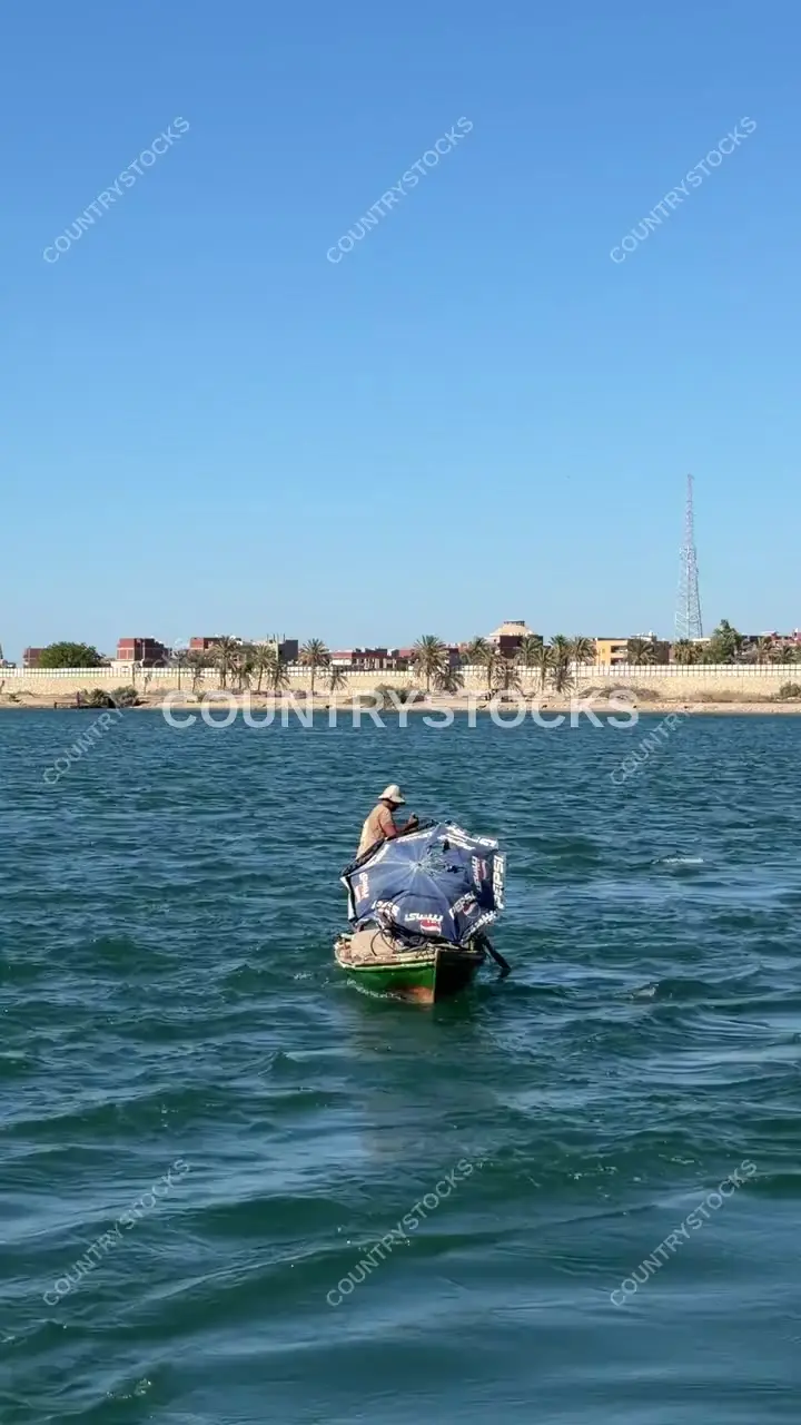 صياد على قارب صغير في شط إسماعيلية