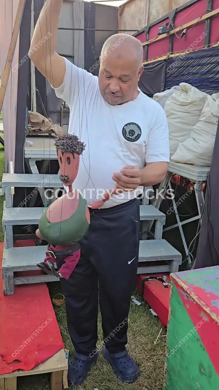 صانع مريونيت الريس حنتيرة من عرض الليلة الكبيرة