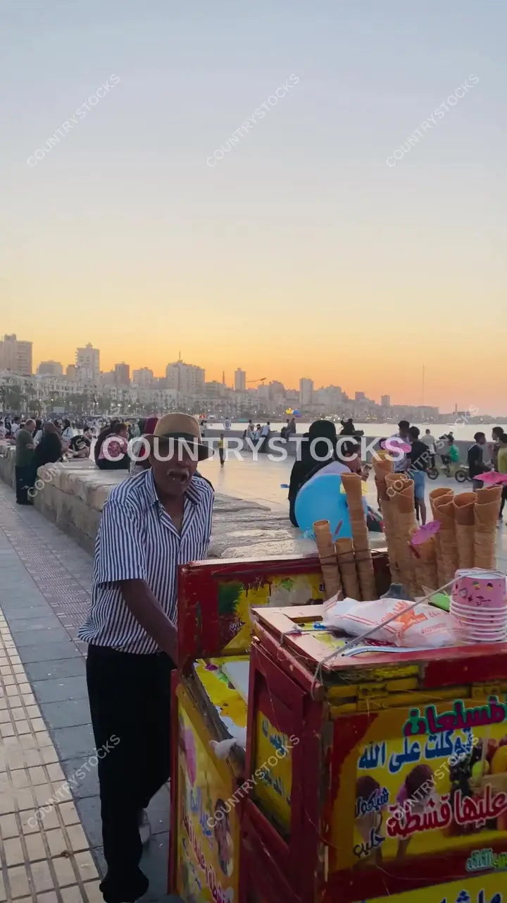 بائع آيس كريم على كورنيش الإسكندرية عند الغروب