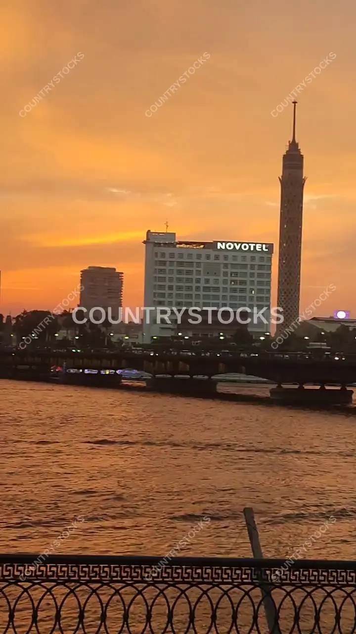 غروب الشمس على نهر النيل وبانوراما للقاهرة من كورنيش النيل