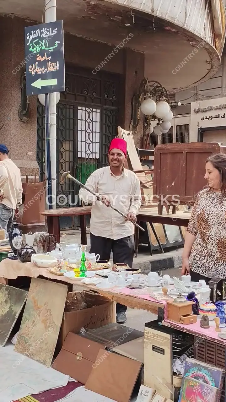 بائع شعبي يرقص بالعصا والطربوش في سوق ديانا بالقاهرة