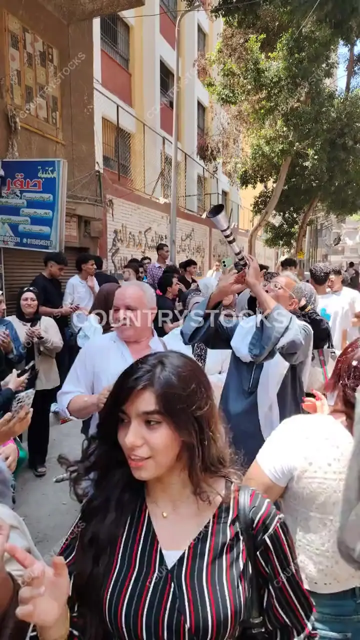 احتفال طلاب الثانوية العامة بآخر يوم امتحانات في القاهرة