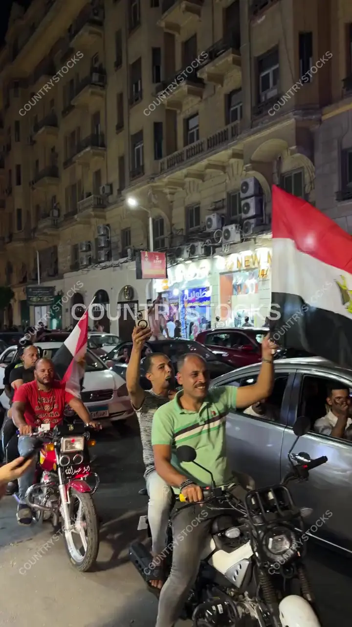 مصريون يحتفلون بالأعلام في ميدان التحرير ليلاً